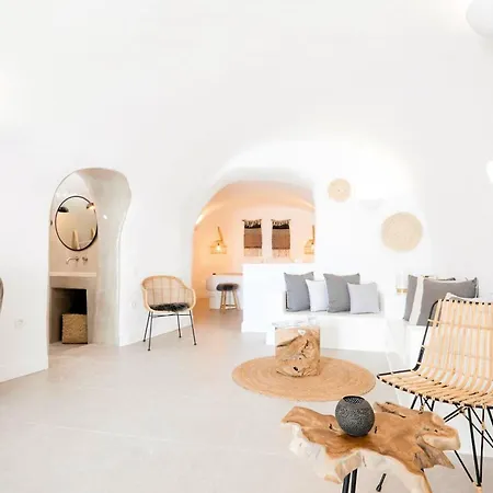 Caldera Romance Cave Oia, Santorini Private Terrace Outdoor Hot Tub Spectacular Sunset Caldera Views Traditional Cave-style Luxury, Vila Oia