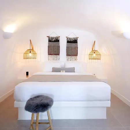 Vila Caldera Romance Cave Oia, Santorini Private Terrace Outdoor Hot Tub Spectacular Sunset Caldera Views Traditional Cave-style Luxury, Oia